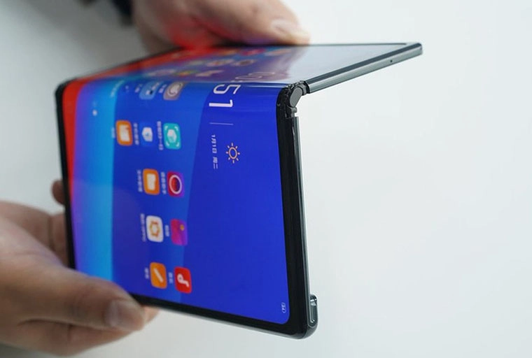 Smartphone gập đôi với màn hình uốn dẻo OLED linh hoạt.